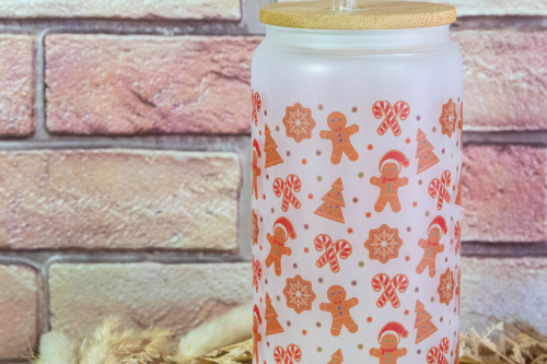  Zpříjemněte si den špetkou sváteční atmosféry. Tato frosted sklenice s autorským potiskem Perníčků od KudrnkaART působí hravě, hřejivě a dokonale navodí sváteční náladu (detail)