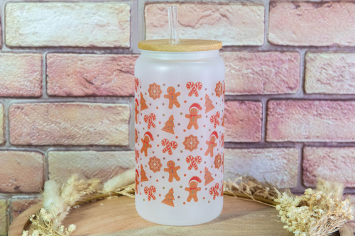  Zpříjemněte si den špetkou sváteční atmosféry. Tato frosted sklenice s autorským potiskem Perníčků od KudrnkaART působí hravě, hřejivě a dokonale navodí sváteční náladu