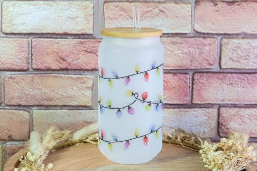  Zpříjemněte si den špetkou sváteční atmosféry. Tato frosted sklenice s autorským potiskem Světelných řetězů od KudrnkaART působí hravě, hřejivě a dokonale navodí sváteční náladu (2)