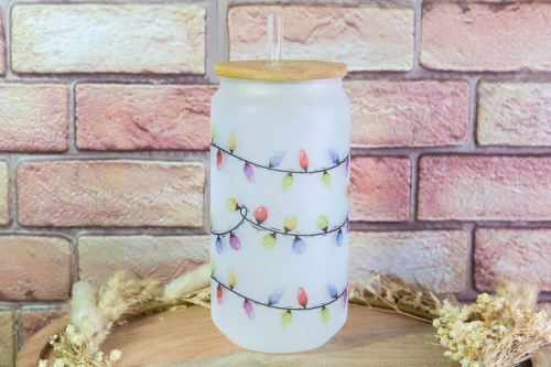  Zpříjemněte si den špetkou sváteční atmosféry. Tato frosted sklenice s autorským potiskem Světelných řetězů od KudrnkaART působí hravě, hřejivě a dokonale navodí sváteční náladu