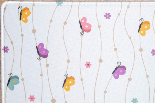  Klasická podložka pod myš velikosti 23,5 cm × 20 cm v originálním designu KudrnkaART. Prošívaný okraj, protiskluzová spodní strana. Detail povrchu.