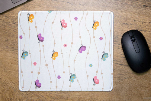  Klasická podložka pod myš velikosti 23,5 cm × 20 cm v originálním designu KudrnkaART. Prošívaný okraj, protiskluzová spodní strana.