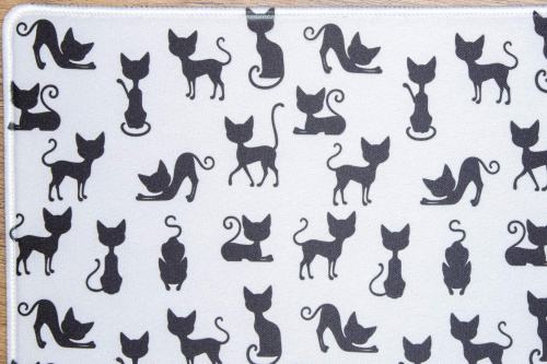  Klasická podložka pod myš velikosti 23,5 cm × 20 cm v originálním designu KudrnkaART. Prošívaný okraj, protiskluzová spodní strana. Detail povrchu.