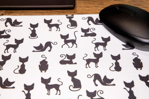  Klasická podložka pod myš velikosti 23,5 cm × 20 cm v originálním designu KudrnkaART. Prošívaný okraj, protiskluzová spodní strana. Detail 2