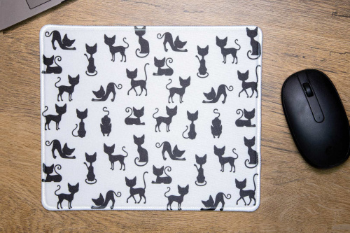  Klasická podložka pod myš velikosti 23,5 cm × 20 cm v originálním designu KudrnkaART. Prošívaný okraj, protiskluzová spodní strana.