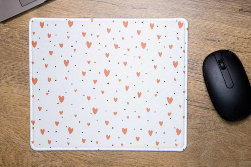  Klasická podložka pod myš v originálním designu KudrnkaART. Motiv: malá srdíčka