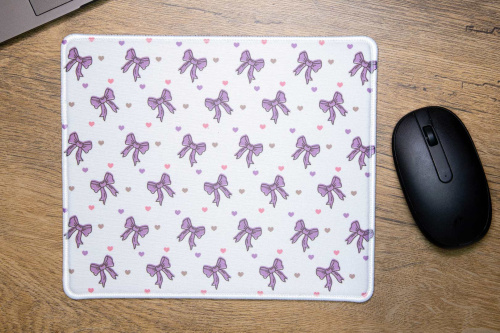  Klasická podložka pod myš v originálním designu KudrnkaART. Motiv: fialové mašle a srdíčka