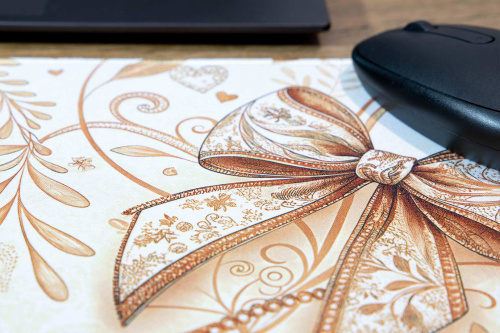  Klasická podložka pod myš v originálním designu KudrnkaART. Motiv: ornamenty s mašlí na bílém podkladu (3)