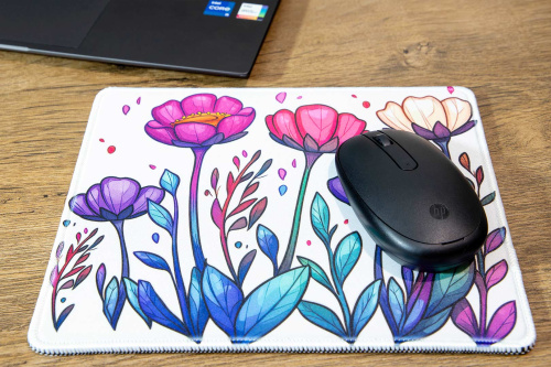  Klasická podložka pod myš v originálním designu KudrnkaART. Motiv: pestrobarevné květiny (3)