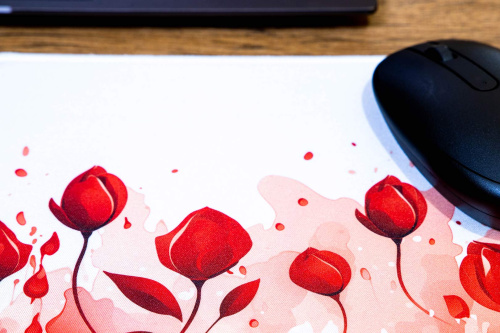  Klasická podložka pod myš v originálním designu KudrnkaART. Motiv: růžové tulipány na bílém podkladu