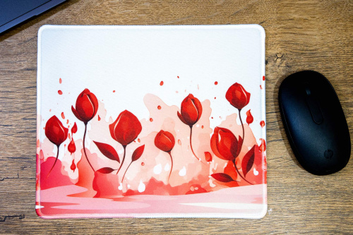  Klasická podložka pod myš v originálním designu KudrnkaART. Motiv: růžové tulipány na bílém podkladu (2)