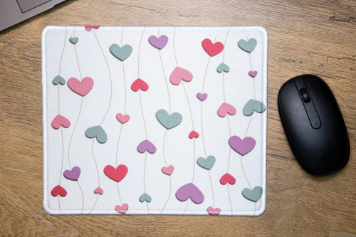  Klasická podložka pod myš v originálním designu KudrnkaART. Motiv: srdíčka