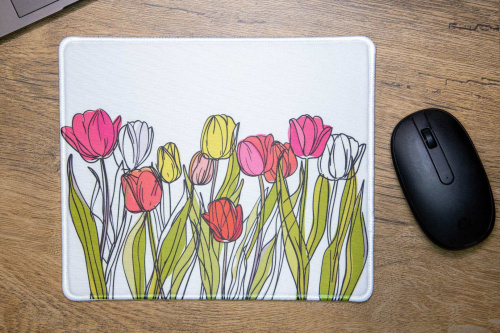  Klasická podložka pod myš v originálním designu KudrnkaART. Motiv: barevné tulipány