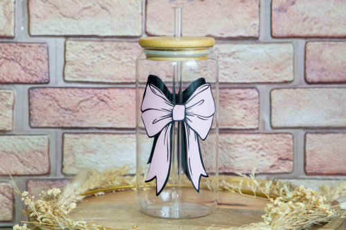  Originální sklenice na nápoje s vinylovým polepem ve vlastním designu KudrnkaART. Objem 500 ml.