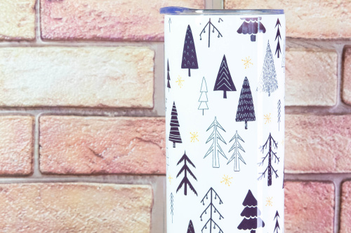  Stylový termo kelímek KudrnkaART s motivem stylizovaných stromů – pro horkou kávu i ledové drinky. Design, co má duši, a funkčnost, co vydrží (detail)