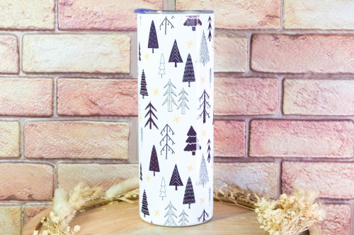  Stylový termo kelímek KudrnkaART s motivem stylizovaných stromů – pro horkou kávu i ledové drinky. Design, co má duši, a funkčnost, co vydrží.