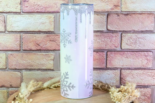 Stylový termo kelímek KudrnkaART s třpytivým zimním motivem – pro horkou kávu i ledové drinky. Design, co má duši, a funkčnost, co vydrží