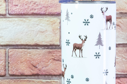  Stylový termo kelímek KudrnkaART se zimním motivem s jeleny – pro horkou kávu i ledové drinky. Design, co má duši, a funkčnost, co vydrží (3)