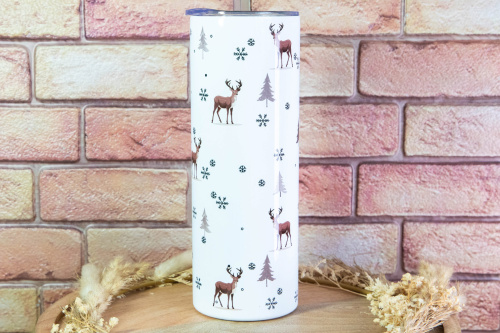  Stylový termo kelímek KudrnkaART se zimním motivem s jeleny – pro horkou kávu i ledové drinky. Design, co má duši, a funkčnost, co vydrží.