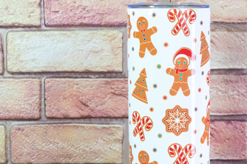  Stylový termo kelímek KudrnkaART s motivem Perníčků – pro horkou kávu i ledové drinky. Design, co má duši, a funkčnost, co vydrží (detail)