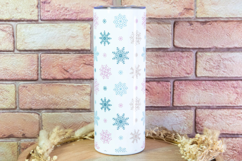  Stylový termo kelímek KudrnkaART se zimním motivem barevných vloček – pro horkou kávu i ledové drinky. Design, co má duši, a funkčnost, co vydrží (2)