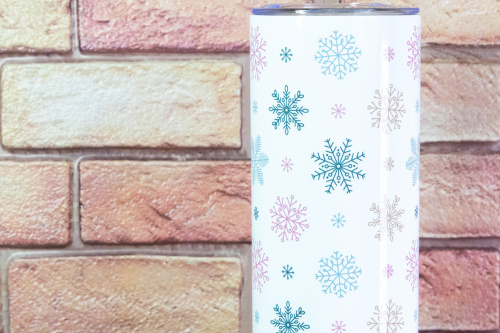  Stylový termo kelímek KudrnkaART se zimním motivem barevných vloček – pro horkou kávu i ledové drinky. Design, co má duši, a funkčnost, co vydrží (detail)