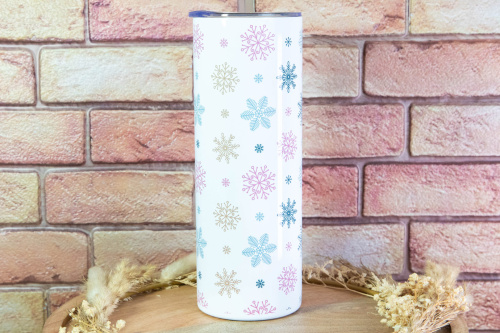  Stylový termo kelímek KudrnkaART se zimním motivem barevných vloček – pro horkou kávu i ledové drinky. Design, co má duši, a funkčnost, co vydrží