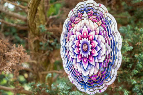  Mandala je kruhový obrazec, který má hluboký duchovní a symbolický význam. V sanskrtu slovo "mandala" znamená "kruh" a často se používá v hinduismu a buddhismu jako nástroj meditace a koncentrace (11)