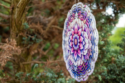  Mandala je kruhový obrazec, který má hluboký duchovní a symbolický význam. V sanskrtu slovo "mandala" znamená "kruh" a často se používá v hinduismu a buddhismu jako nástroj meditace a koncentrace (12)