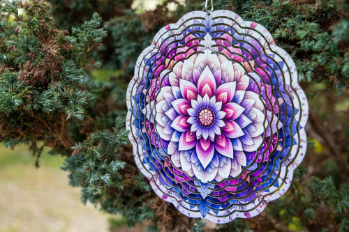  Mandala je kruhový obrazec, který má hluboký duchovní a symbolický význam. V sanskrtu slovo "mandala" znamená "kruh" a často se používá v hinduismu a buddhismu jako nástroj meditace a koncentrace (2)