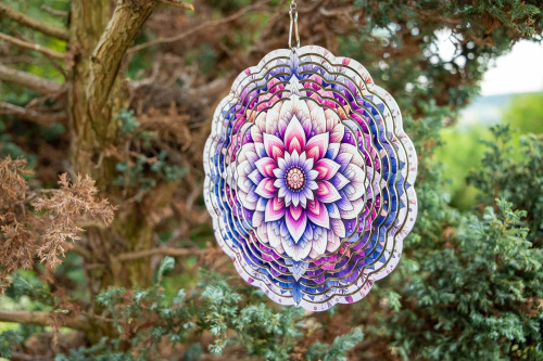  Mandala je kruhový obrazec, který má hluboký duchovní a symbolický význam. V sanskrtu slovo "mandala" znamená "kruh" a často se používá v hinduismu a buddhismu jako nástroj meditace a koncentrace (8)