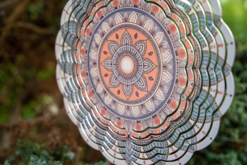  Vneste do své zahrady nebo interiéru hravý pohyb a oslnivý vizuální efekt. Tento větrný spinner kombinuje moderní design, precizní zpracování a vysokou odolnost (10)