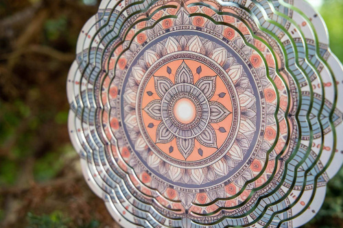  Vneste do své zahrady nebo interiéru hravý pohyb a oslnivý vizuální efekt. Tento větrný spinner kombinuje moderní design, precizní zpracování a vysokou odolnost (11)
