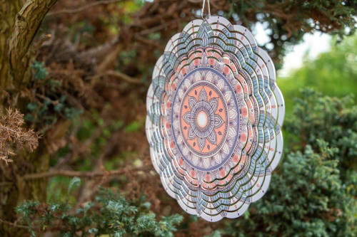  Vneste do své zahrady nebo interiéru hravý pohyb a oslnivý vizuální efekt. Tento větrný spinner kombinuje moderní design, precizní zpracování a vysokou odolnost (2)
