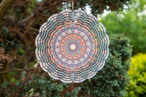  Vneste do své zahrady nebo interiéru hravý pohyb a oslnivý vizuální efekt. Tento větrný spinner kombinuje moderní design, precizní zpracování a vysokou odolnost (4)