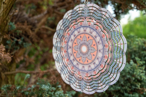  Vneste do své zahrady nebo interiéru hravý pohyb a oslnivý vizuální efekt. Tento větrný spinner kombinuje moderní design, precizní zpracování a vysokou odolnost (7)