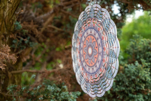  Vneste do své zahrady nebo interiéru hravý pohyb a oslnivý vizuální efekt. Tento větrný spinner kombinuje moderní design, precizní zpracování a vysokou odolnost (8)
