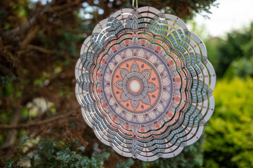  Vneste do své zahrady nebo interiéru hravý pohyb a oslnivý vizuální efekt. Tento větrný spinner kombinuje moderní design, precizní zpracování a vysokou odolnost (9)