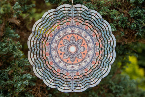  Vneste do své zahrady nebo interiéru hravý pohyb a oslnivý vizuální efekt. Tento větrný spinner kombinuje moderní design, precizní zpracování a vysokou odolnost