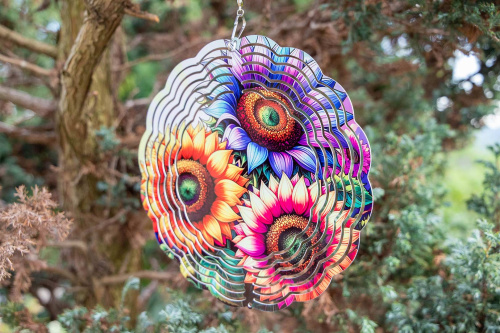  Větrný spinner kombinuje moderní design, precizní zpracování a vysokou odolnost. Při otáčení vytváří 3D iluzi, která zaujme každého – ať už ho zavěsíte na strom, balkon nebo do okna (10)