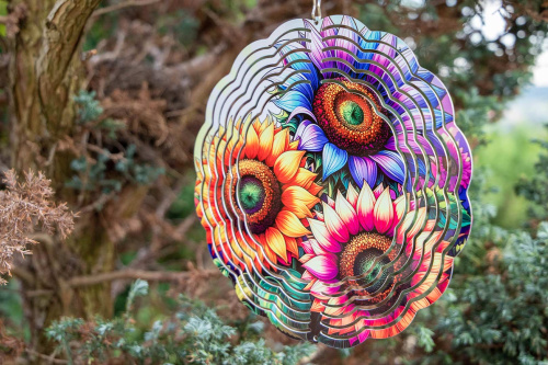  Větrný spinner kombinuje moderní design, precizní zpracování a vysokou odolnost. Při otáčení vytváří 3D iluzi, která zaujme každého – ať už ho zavěsíte na strom, balkon nebo do okna (11)