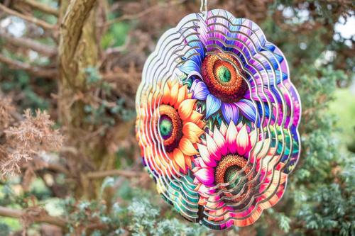  Větrný spinner kombinuje moderní design, precizní zpracování a vysokou odolnost. Při otáčení vytváří 3D iluzi, která zaujme každého – ať už ho zavěsíte na strom, balkon nebo do okna (12)