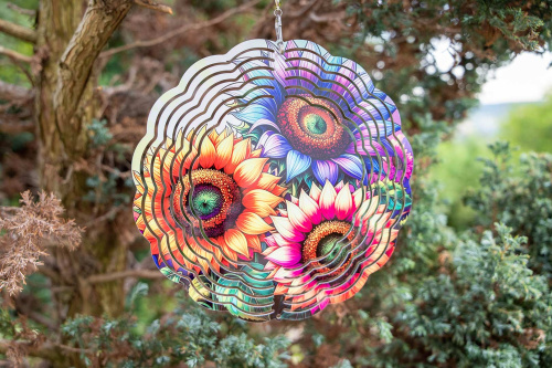  Větrný spinner kombinuje moderní design, precizní zpracování a vysokou odolnost. Při otáčení vytváří 3D iluzi, která zaujme každého – ať už ho zavěsíte na strom, balkon nebo do okna (5)