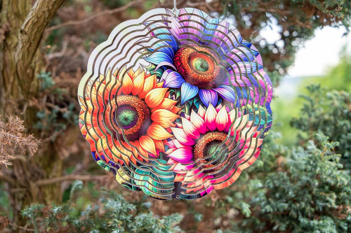  Větrný spinner kombinuje moderní design, precizní zpracování a vysokou odolnost. Při otáčení vytváří 3D iluzi, která zaujme každého – ať už ho zavěsíte na strom, balkon nebo do okna (8)