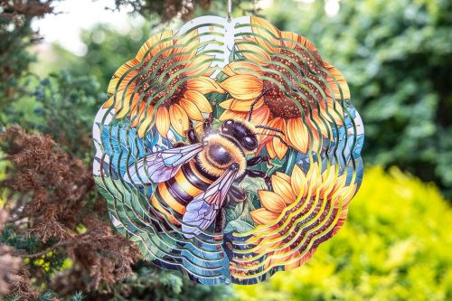  Větrný spinner kombinuje moderní design, precizní zpracování a vysokou odolnost. Při otáčení vytváří 3D iluzi, která zaujme každého – ať už ho zavěsíte na strom, balkon nebo do okna (4)