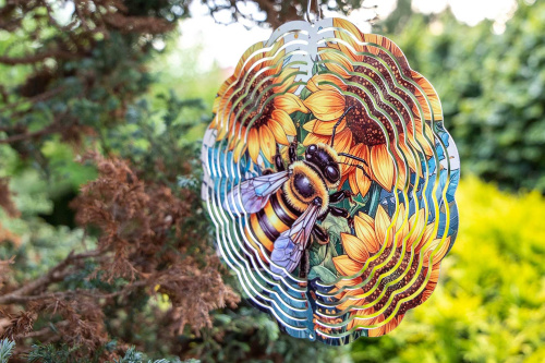  Větrný spinner kombinuje moderní design, precizní zpracování a vysokou odolnost. Při otáčení vytváří 3D iluzi, která zaujme každého – ať už ho zavěsíte na strom, balkon nebo do okna (5)