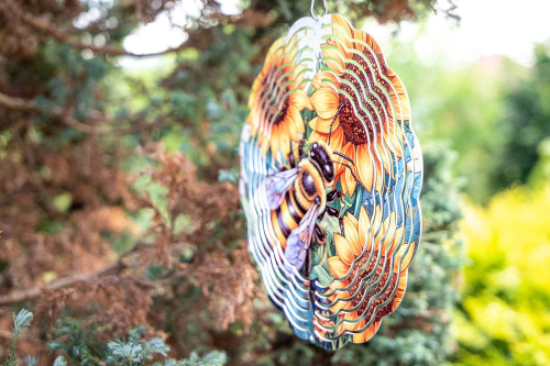  Větrný spinner kombinuje moderní design, precizní zpracování a vysokou odolnost. Při otáčení vytváří 3D iluzi, která zaujme každého – ať už ho zavěsíte na strom, balkon nebo do okna (6)