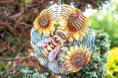  Větrný spinner kombinuje moderní design, precizní zpracování a vysokou odolnost. Při otáčení vytváří 3D iluzi, která zaujme každého – ať už ho zavěsíte na strom, balkon nebo do okna (8)