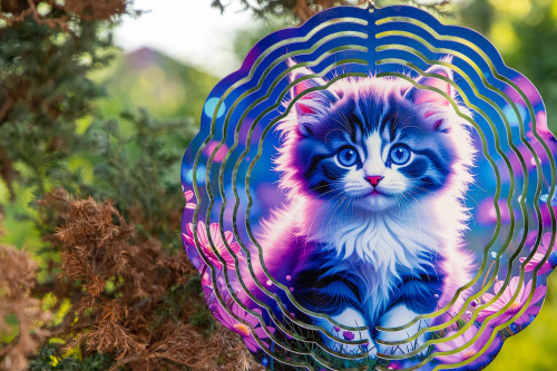  Větrný spinner kombinuje moderní design, precizní zpracování a vysokou odolnost. Při otáčení vytváří 3D iluzi, která zaujme každého – ať už ho zavěsíte na strom, balkon nebo do okna (2)