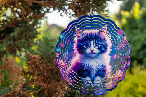  Větrný spinner kombinuje moderní design, precizní zpracování a vysokou odolnost. Při otáčení vytváří 3D iluzi, která zaujme každého – ať už ho zavěsíte na strom, balkon nebo do okna (3)
